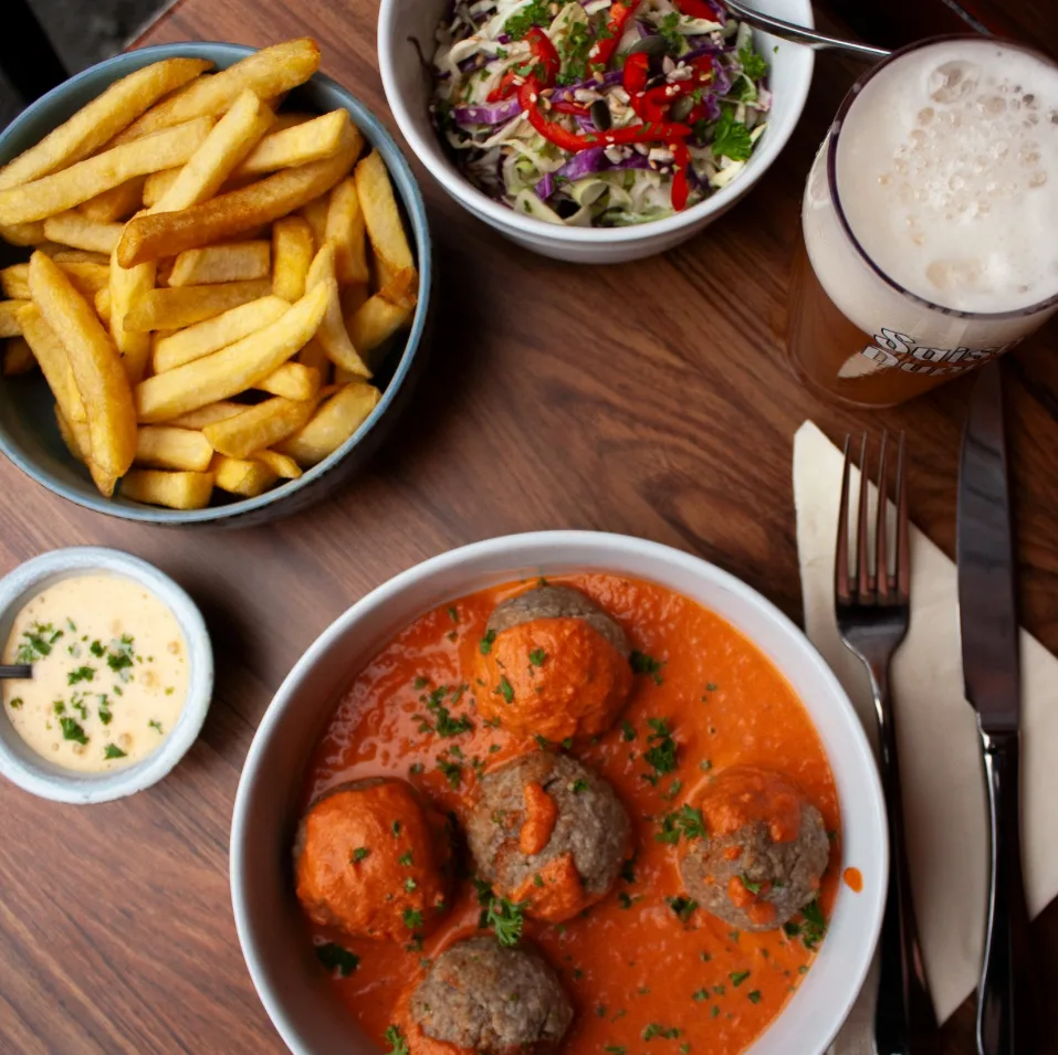 Currygerecht met rijst, paprika, mais en verse kruiden